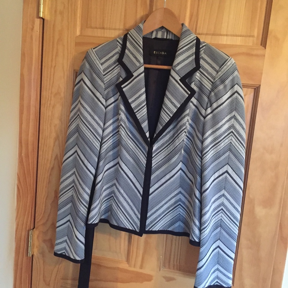 EUC ESCADA JACKET